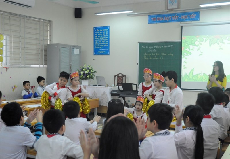 Dạy học sinh kĩ năng biểu diễn trong tiết âm nhạc tại trường tiểu học Đô Thị Việt Hưng